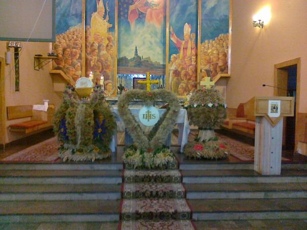 Wieńce Gminnych Dożynek na ołtarzu  M B Częstochowskiej- Brzostków.A.D. 2013