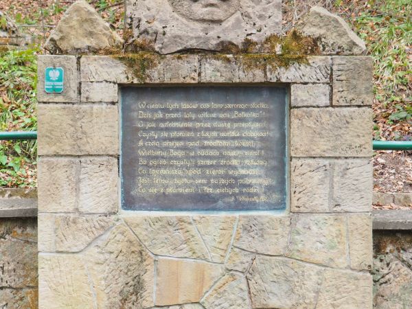 przy pomniku przyrody : "źródło Bełkotka", sławiona przez poetów, tam też na  postumencie : płaskorzeźba głowy Wincentego Pola, twórcą był Władysław Kandefer, r