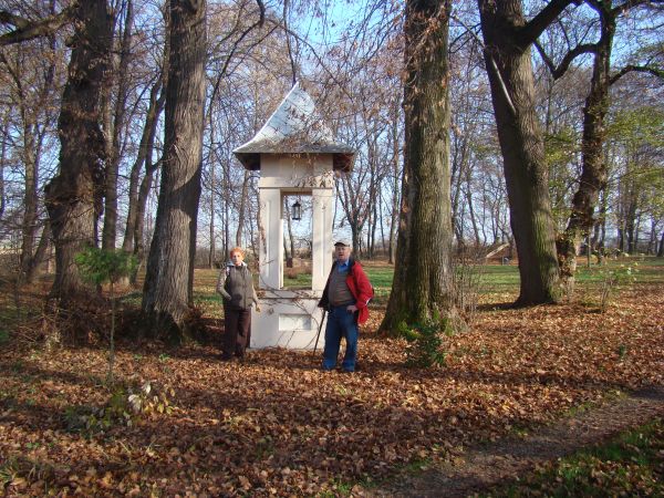 w parku dworskim "w Chmurówkach" - przy odremontowanej kapliczce /figura też u konserwatora/, w otoczeniu sędziwych drzew, duże puste miejsce "za" sugeruje, iż
