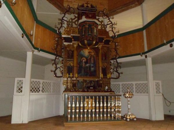 kościół protestancki - n/z ołtarz, po prawej chrzcielnica - to niedawny dar od wyznawców obrządku ewangelicko-augsburskiego.