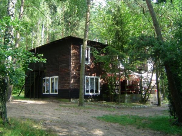 Bachotek. Jesienią 1951 roku przyjechała tu Maria Podhorska-Okołów. Sama wybrała i wytyczyła miesjce na główny pawilon,domki i hangary,tak by nie wyciąć ani jed