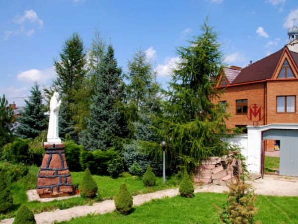 Klasztor OO Kapucynów oraz posąg św. Ojca Pio usytuowany w klasztornym ogrodzie na tyłach posesji. Ciszę i spokój tego miejsca niebawem ma zakłócić budowa wytyc