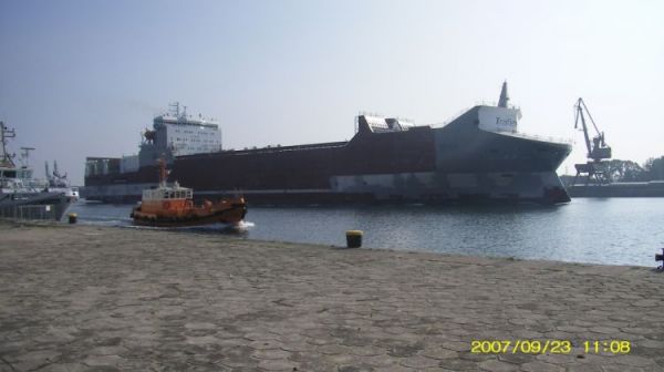 Wielki masowiec wychodzi z portu