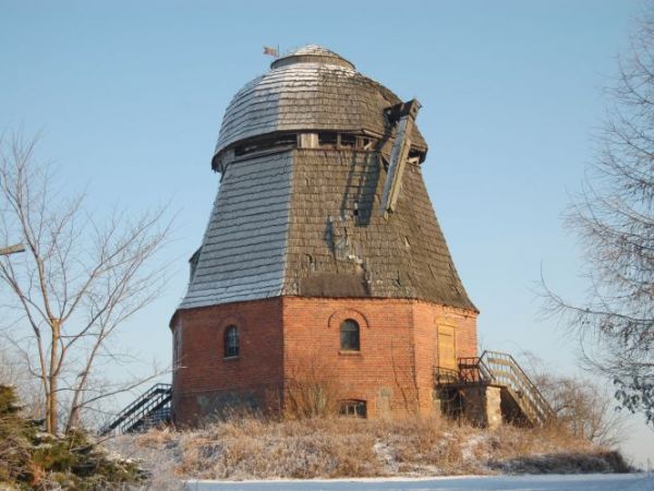 Ceglany, kryty gontem wiatrak typu holender z 1810r