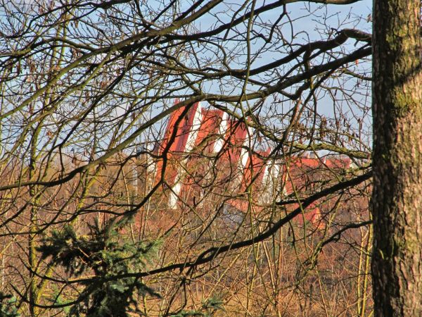 Dach kościoła widoczny z parkingu przy Urzędzie Miasta