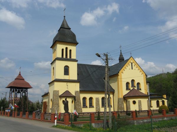 kościół, od 1928r. - osobna parafia. Wiemy też że 25.10.2014r. we wsi było otwarcie "Szlaku Ku Pamięci" - wytyczony staraniem Stowarzyszenia  "Nasza Przyszłość