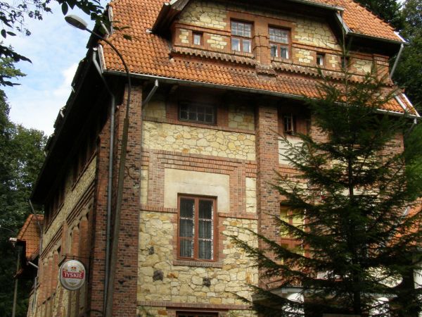 NAŁĘCZÓW ***  OKAZAŁY, ZABYTKOWY JUŻ BUDYNEK W WĄWOZIE CHMIELEWSKIEGO.