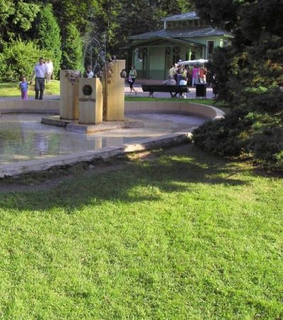 Pijalnia wód w parku zdrojowym.