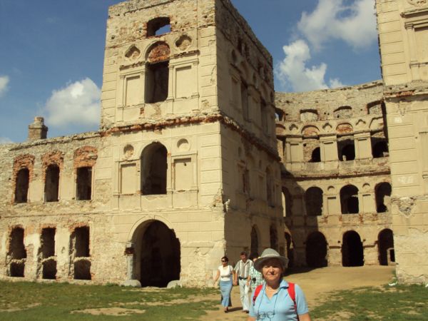 Wejście do zamku prowadzi przez wieżę wjazdową i portal z czarnego marmuru. Po obu jego stronach płaskorzeźby przedstawiające krzyż i topór. Krzyż to wyznanie w