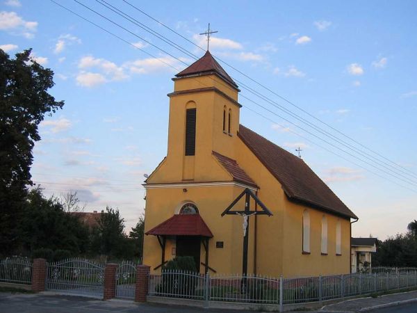 Kokściół NMP Królowej Aniołów.
Pierwszy na Dolnym Śląsku wybudowany po II wojnie światowej. Rozpoczęcie budowy - maj 1957. Poświęcenie kościoła - 15 grudzieN 1