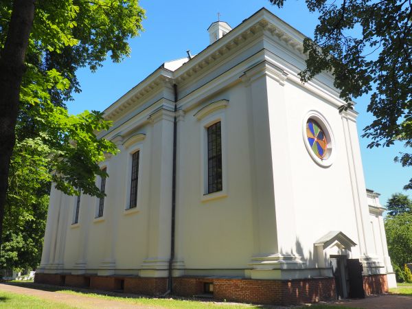 kościół, widoczne tu drzwi prowadzą do podziemi grobowych - tam groby Rodu Krasińskich. Istotne jest usytuowanie wejścia do krypty od strony zachodniej a wejści