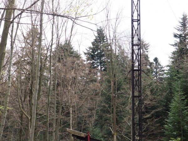 szyb naftowy - infrastruktura technicznego uposażenia w temacie wydobycia ropy naftowej - tu na Górze Przedziwna, przy drodze do m. Lubatowa. Wśród okolicznych