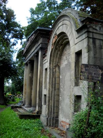 Złotoryja -cmentarz św. JADWIGI

Cmentarz im. św. Jadwigi 

Jego początki sięgają XIII w. Nad wejściem na cmentarz znajduje się data 1591 odnosząca się do p