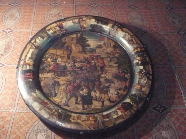 Ciekawy eksponat drewniany talerz podarowany jako prezent ślubny.