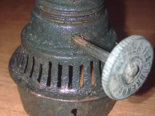 Podejrzewam że to częsc gorna granata. Napis na tym kuleczku w obcym jest jęyku.