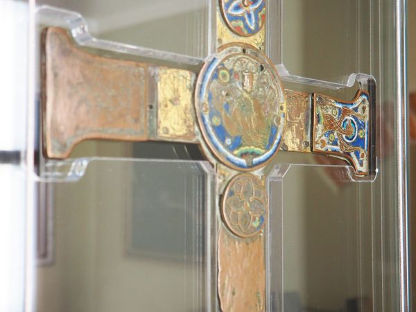 Krzyż ze Zwierzynia - XII wiek, w zbiorach Muzeum Archidiecezjalnym w Przemyślu. Ma 29 cm wysokości i 22 cm rozpiętości ramion. W 1922r. prof. Adam Bochnak odkr