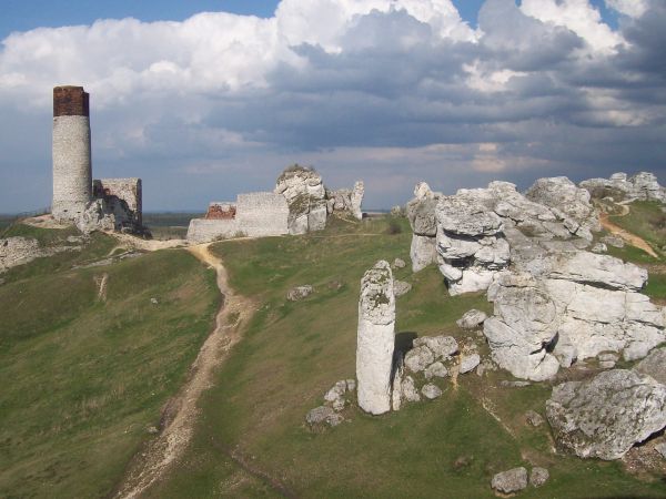 Zamek Olsztyn wzniesiony został na miejscu wczesnośredniowiecznego grodu, rozbudowany w latach 1349-59 z inicjatywy Kazimierza Wielkiego, dla obrony pogranicza