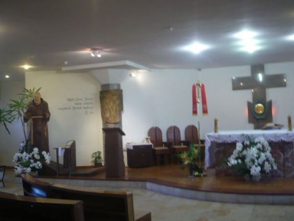 Ołtarz główny w piwnicach budowanego kościoła św. Ojca Pio.