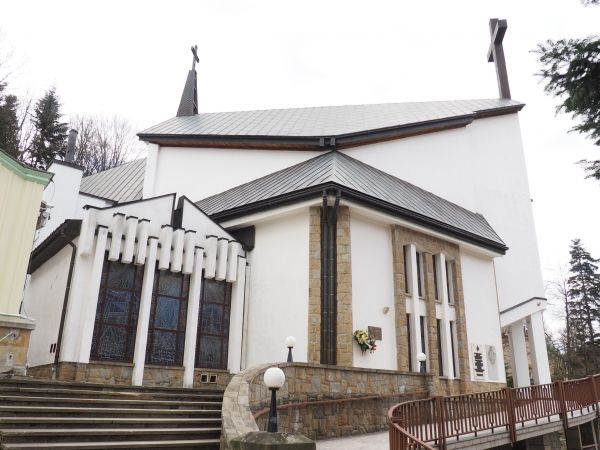 kościół pw. św. Iwona i MB Uzdrowienia Chorych, poświęcenie i złożenie kamienia węgielnego pod budowę tej świątyni miało miejsce 25 sierpnia 1991r., kościół poś