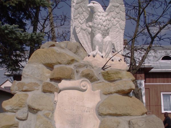 pomnik poległych - odsłonięty w 1930r., budowie patronował ks. Sołtysik Andrzej - ówczesny proboszcz, kamienie podarowali właściciele majątku ziemskiego w Ryman