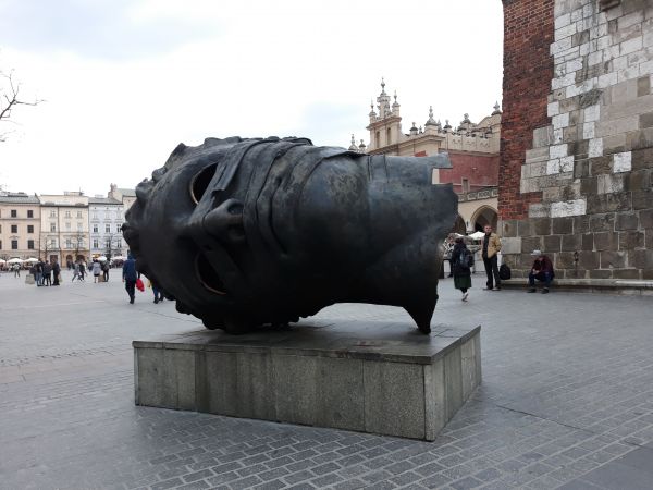 Ciekawa rzeźba na Rynku