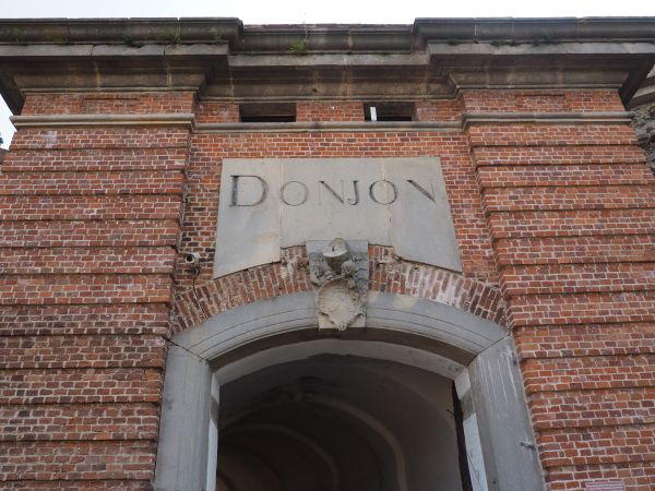 forteczna brama główna, zdobiona kartuszem, na suficie drugiego przęsła w bramie widoczny otwór - podczas forsowania tamtędy zrzucane ogromnie kubatorowo sterty