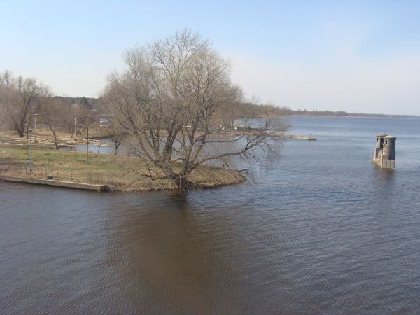 Widok przystani i kamiennej podpory zniszczonego mostu (04.05.2010)