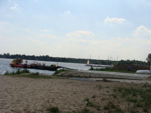 Plaża przy hotelu "500" w Zegrzu Południowym - lądowisko helikopterów i pomost, przy którym cumują motorówki ratowników (30.07.2009)