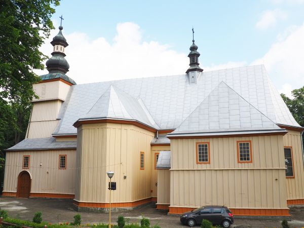 kościół stoi na kamiennym podmurowaniu, ściany szalowane są deskami w układzie pionowym z listwowaniem, murowana zakrystia także od zewnątrz oszalowana.