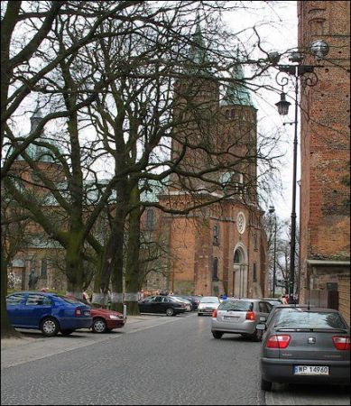 Bazylika Katedralna Wniebowzięcia Najświętszej Marii Panny wzniesiona w Xii w. Pierwotnie romańska, wielokrotnie przebudowywana, jedna z 5 najstarszych katedr w