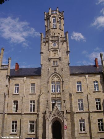 Budynek Sądu, budow.1861-1864 (gimnazjum), architekt ze Zgorzelca Oppermann w stylu neogotyku wzorowanego na archit. angielskiej