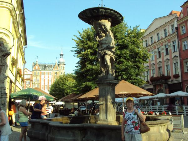 rynek z barokowymi studniami i pięknie odrestaurowanymi kamienicami.