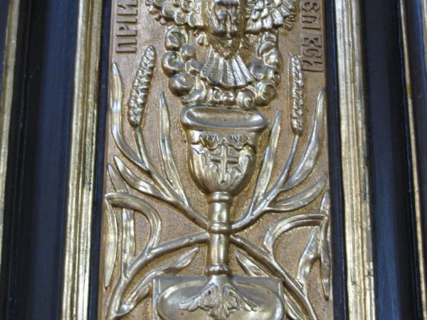 wnętrze świątyni - z akcentem na po prawej, na ambonę.