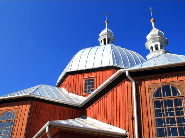 Dawna cerkiew greckokatolicka pw. św. Dymitra Męczennika, wzniesiona w 1904 r. w miejscu poprzedniej; po 1946 r. kaplica rzymskokatolicka pw. św. Wawrzyńca.