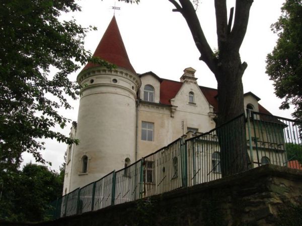 W miejscu sredn.  dworu w 1561 r. N. Zedlitz z zona buduja renesansowy palac. Herby Zedlitzow umieszczone sa na fasadzie budynku. Wewnatrz znajduja sie renesans