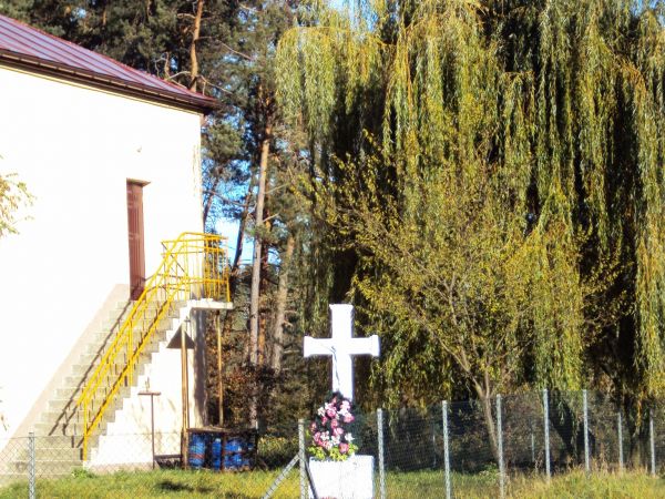 Krzyż przy miejscowej remizie.
