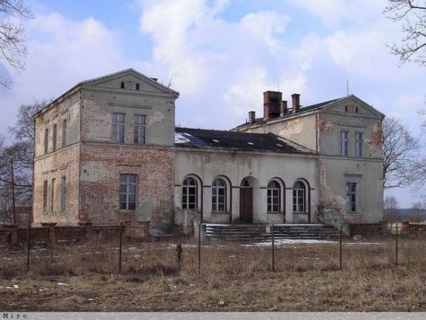 Pałac w Dolnym Żuchlowie, budynek dawnej Szkoły Podstawowej