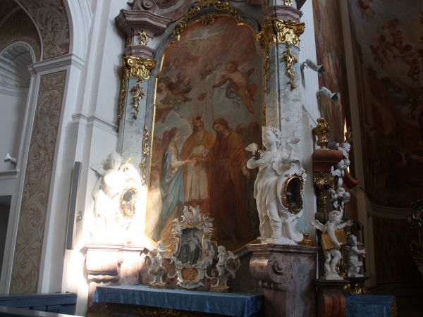 w kaplicach zachodnich – siedem radości Świętego Józefa, n/z : „Zaślubiny NMP ze św. Józefem",  (ołtarz boczny na ścianie północnej).