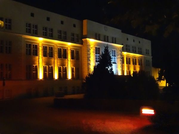 Sępólno Krajeńskie - Urząd Miejski - nocą.