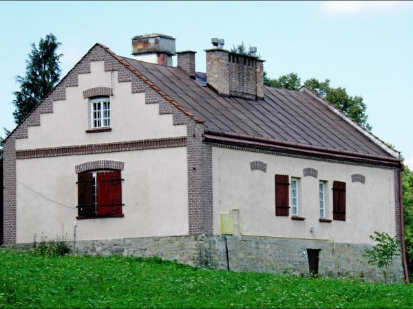 Dwór Szlachecki z końca XIX wieku otoczony parkiem krajobrazowym i stawem. Do 1945 roku należał do rodziny hrabiów Łastowieckich. Dawna kużnia.