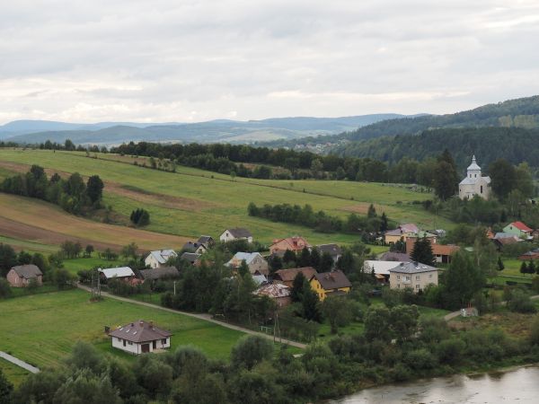 z wieży klasztornej - tam taras widokowy, widok na prawobrzeżne Wielopole, tam cerkiew filialna pw. św. Michała Archanioła, wzniesiona w 1865r., murowana, na rz