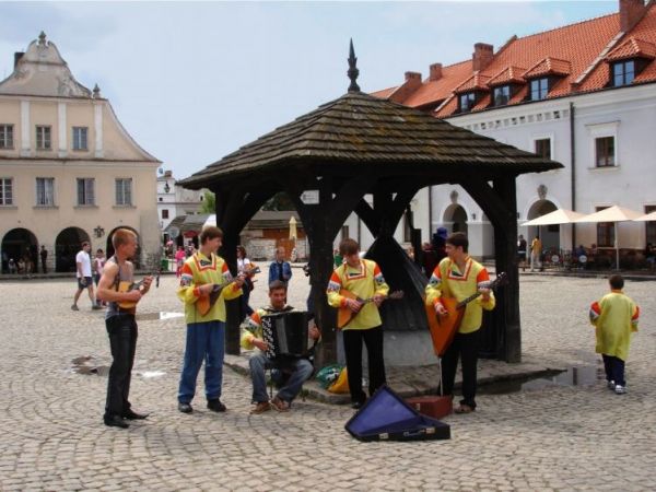 "Koncert" na rynku kapeli ukrainskiej.