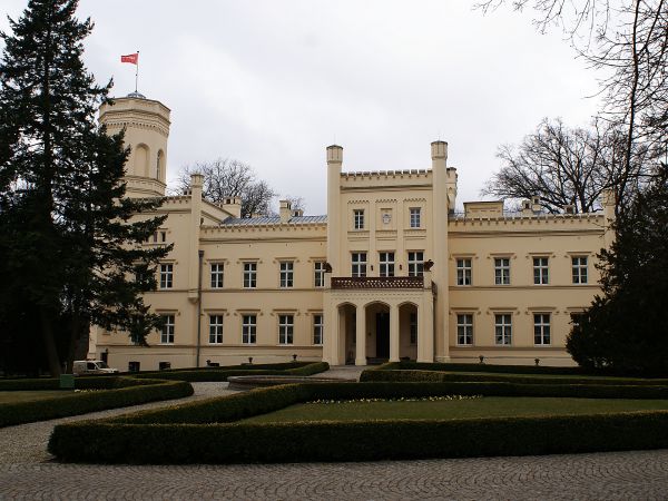 Pałac w Mierzęcinie aktualnie centrum hotelowo wypoczynkowe obejmujące cały były folwark