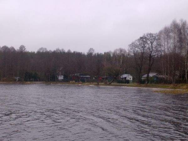 Widok na opustoszałe domki letniskowe nad jeziorem w Szczekarzewie na początku stycznia 2012r