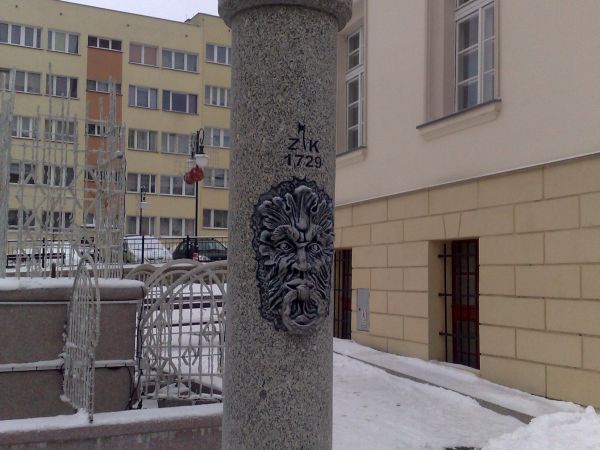 Słup kamienny przy ratuszu.