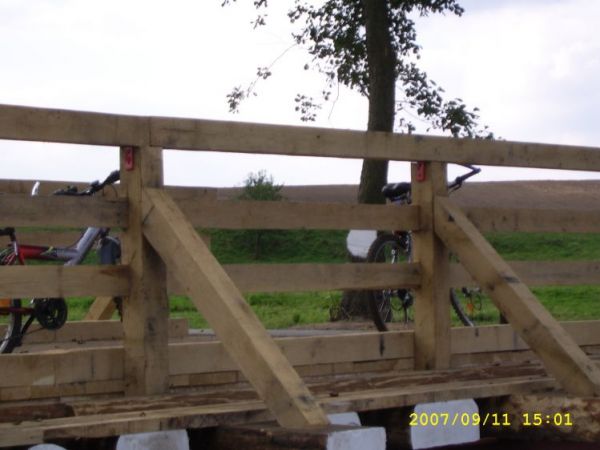 Most po remoncie na rzece Łobzonka między Sypniewem a Werskiem.