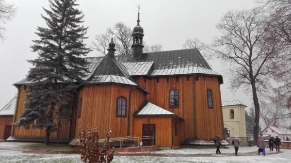 zabytkowy kościół w pełnej krasie w zimowej szacie.