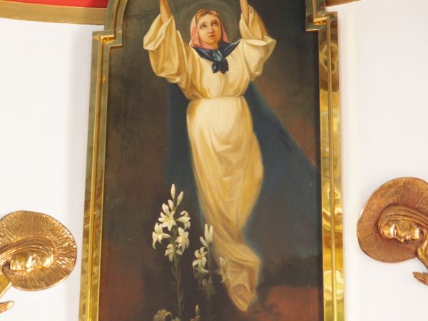 w ołtarzu głównym : obraz przedstawiający scenę Wniebowzięcia Najświętszej Maryi Panny - takie też wezwanie przypisane temu kościołowi.