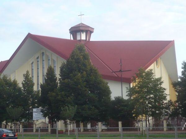 Przy ul. Conrada 7 Kościół pw. Matki Bożej Wspomożenia Wiernych poświęcony przez Prymasa J.Glempa w 2003r.