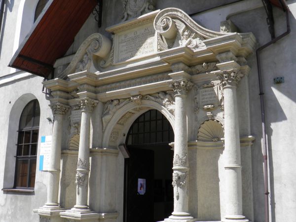 Kościół Św. Michała i Bpa. Stanisława - kamienny portal.